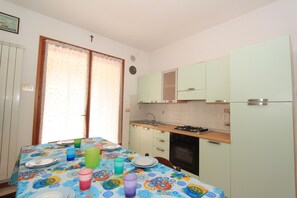 Apartamento clásico | Zona de estar | Una televisión de pantalla plana