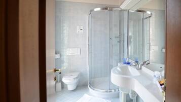 Douche, bidet, serviettes fournies