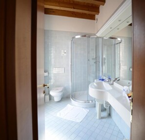 Een douche, een bidet, handdoeken