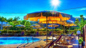 A pool area with lounge chairs and umbrellas. - Residence Rendez Vous (Vieste)