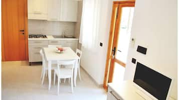 1 camera, una cassaforte in camera, una scrivania