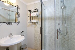 Shower, free toiletries, hair dryer, bidet - Liberty Vatican Suites (Rome)