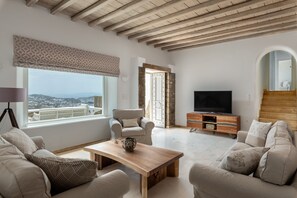Mykonos Divino 3 - 3 bedrooms Sea View Villa with private pool | Vardagsrum | 42-tums smart-tv med satellitkanaler, tv och Netflix