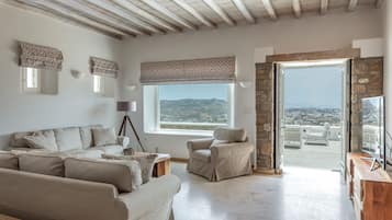 Mykonos Divino 3 - 3 bedrooms Sea View Villa with private pool | Área de sala de estar | Smart TV de 42 pulgadas con canales vía satélite, televisión y Netflix
