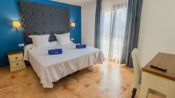 Suite, 1 slaapkamer, terras, uitzicht op zwembad | 1 slaapkamer, een minibar, een kluis op de kamer, een bureau
