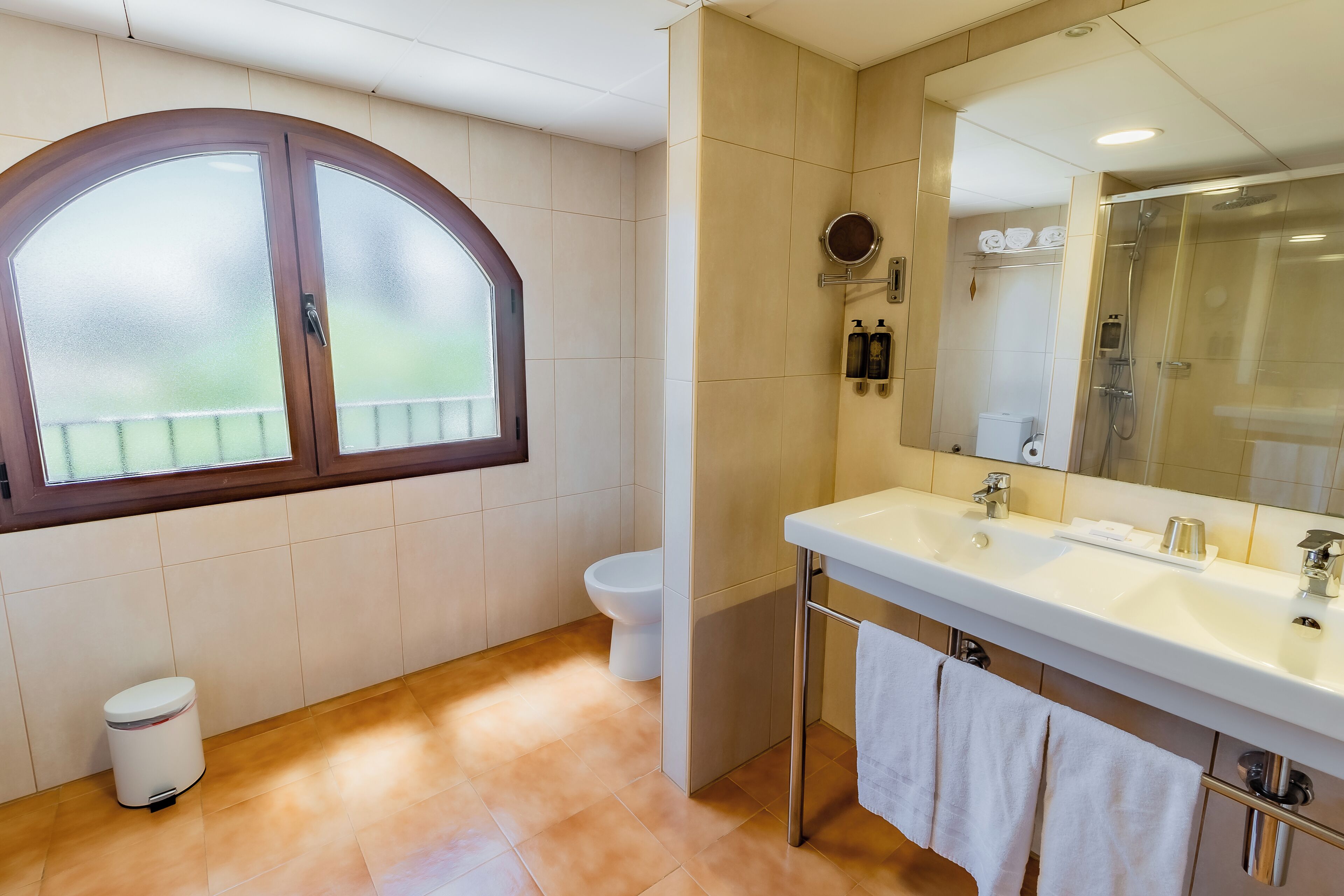 family room | bathroom | free toiletries, hair dryer, towels, soap