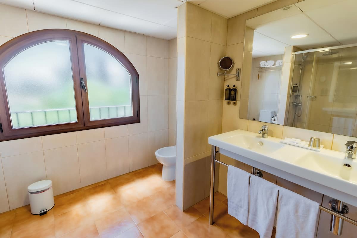 family room | bathroom | free toiletries, hair dryer, towels, soap