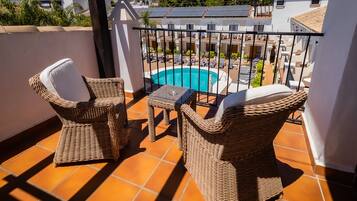 Een minibar, een kluis op de kamer, een bureau, verduisterende gordijnen