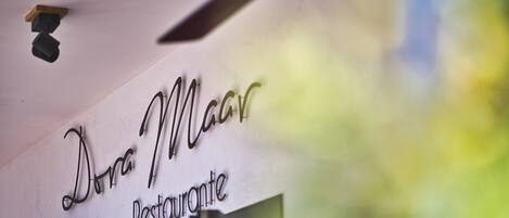 Letrero de restaurante con el nombre 'Dora Maar Restaurante'.