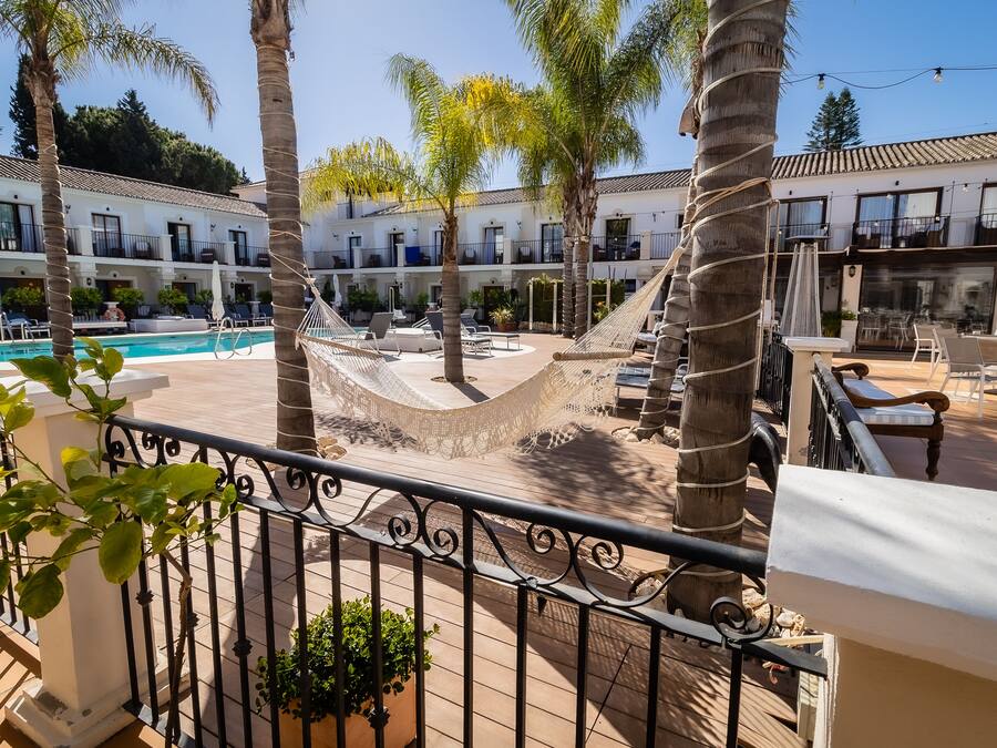 Piscine extérieure, parasols de plage, chaises longues