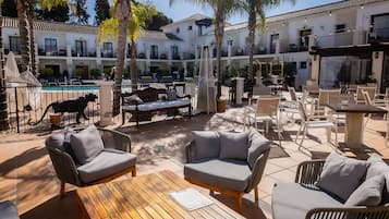 Piscine extérieure, parasols de plage, chaises longues