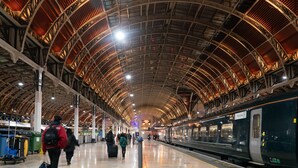 A spacious train station with a high arched ceiling and a modern train on the platform. - Hyde Park Radnor Hotel (London)