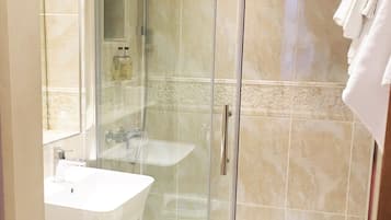 Ducha, artículos de tocador gratuitos, secador de pelo, toallas