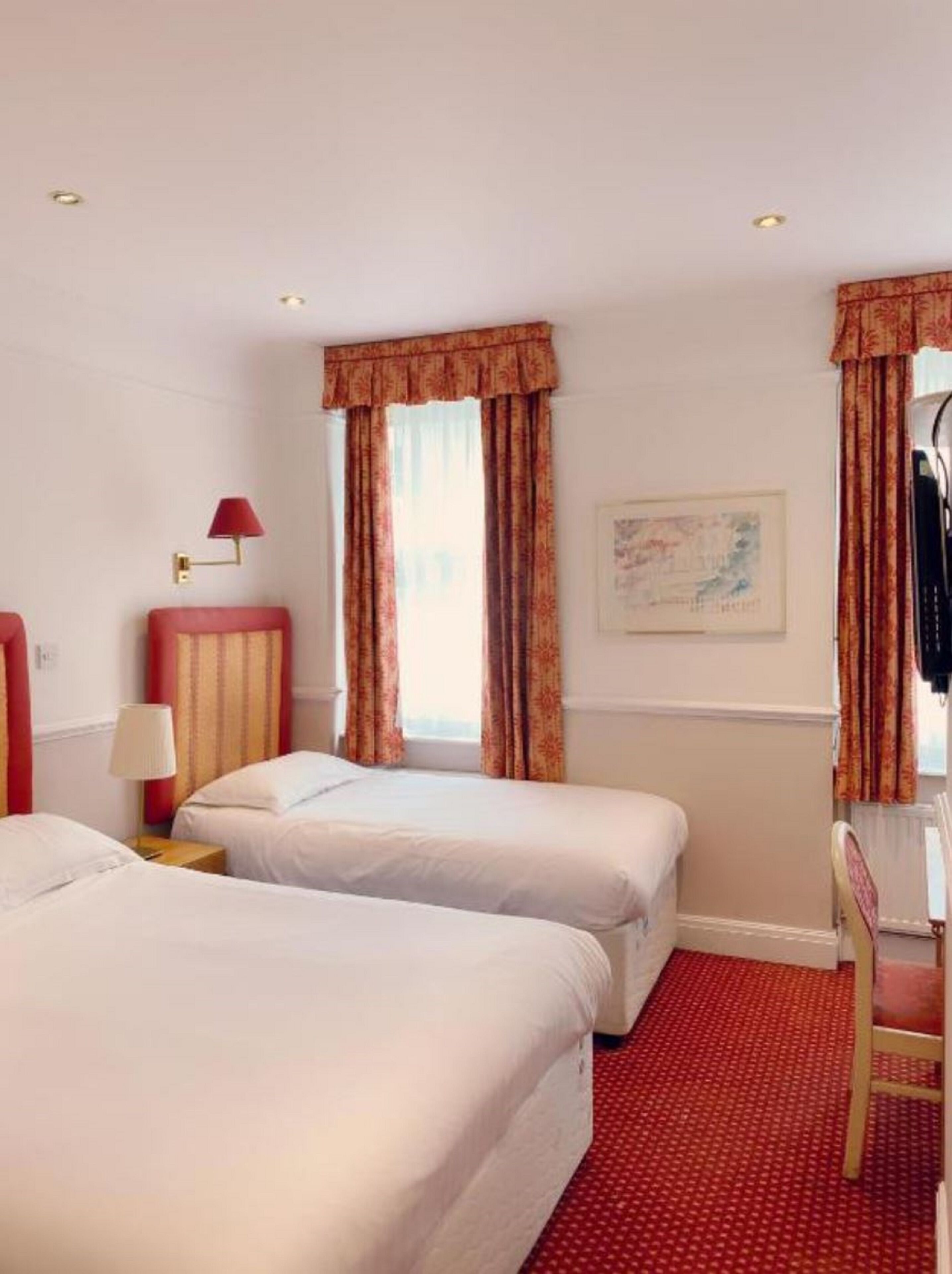 classic triple room | desk, iron/ironing board, free wifi, bed sheets