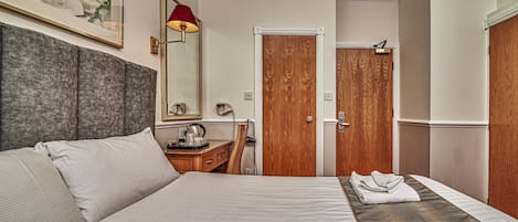 Habitación doble estándar | Escritorio, tabla de planchar con plancha, wifi gratis y ropa de cama
