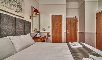 Doppia Standard | Una scrivania, ferro/asse da stiro, Wi-Fi gratuito, lenzuola