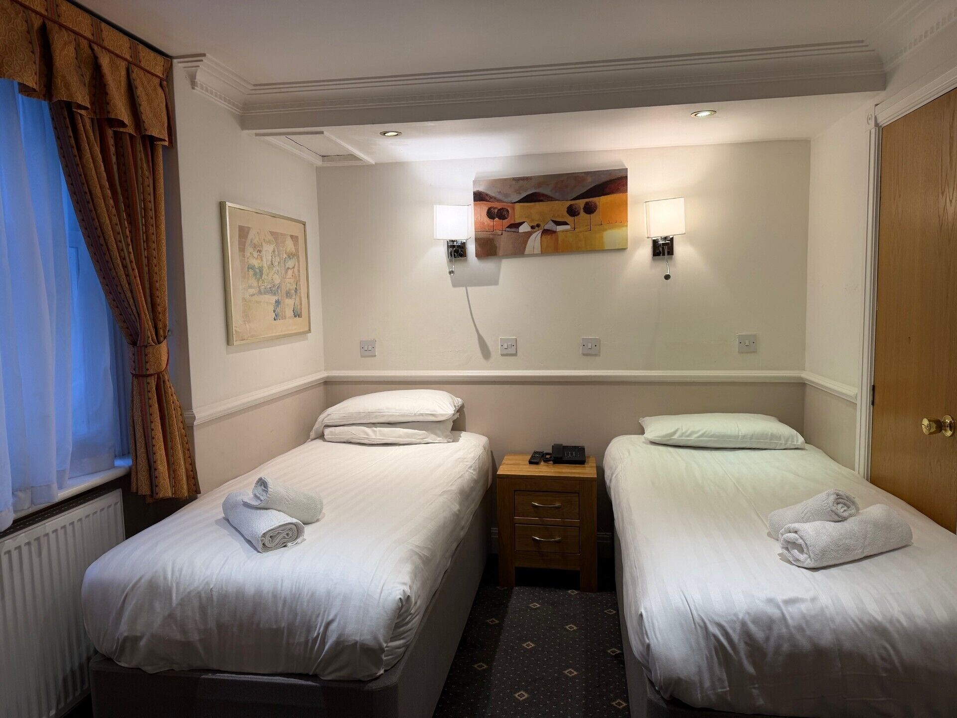 Økonomi-tomannsrom (Lower Ground Floor) | Skrivebord, strykejern/-brett, wi-fi (inkludert) og sengetøy