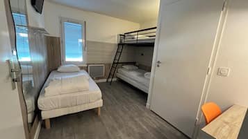 三人房 | 書桌、隔音、免費 Wi-Fi、床單