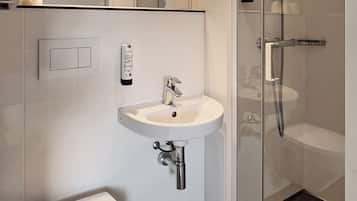 Triple Room | Bathroom | Shower, free toiletries, towels