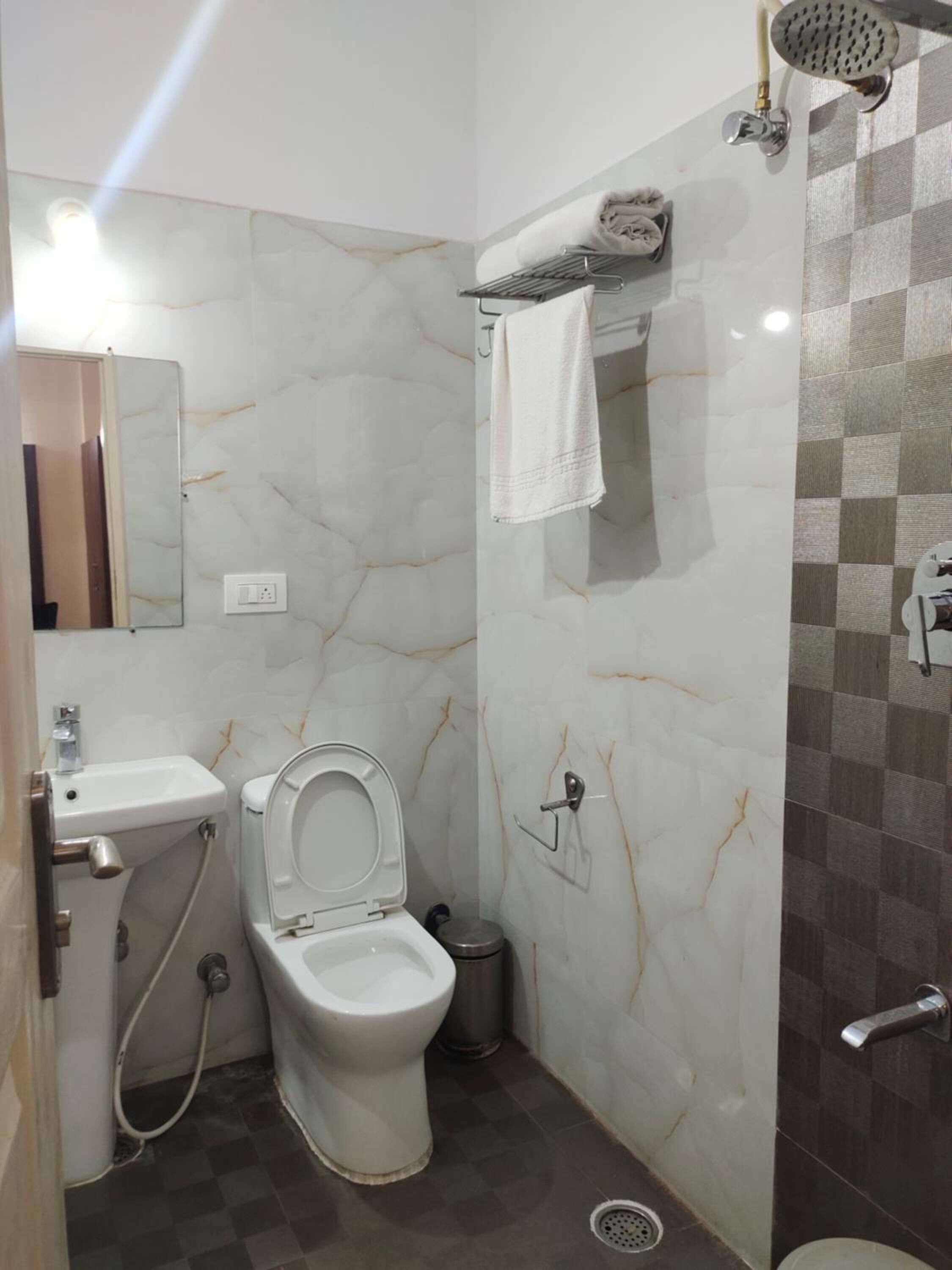 shower, rainfall showerhead, free toiletries, hair dryer