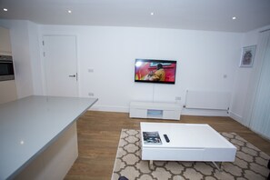 Flat-screen TV - Luxury 2 bed Apartment (London)