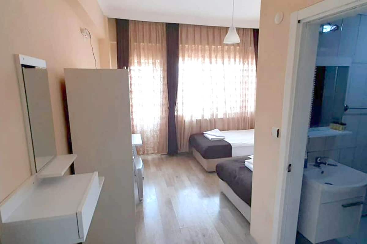 Standard Tek Kişilik Oda | Masa, ücretsiz kablosuz İnternet, çarşaf takımı