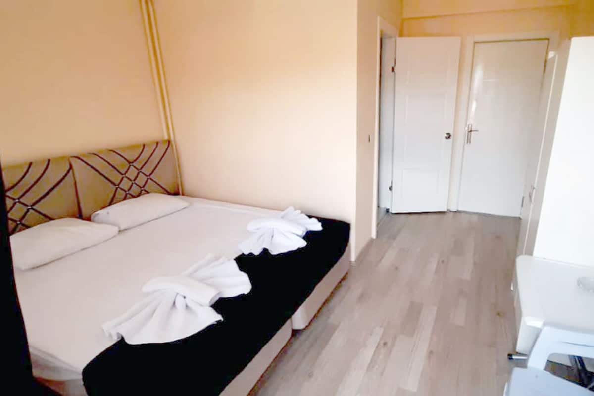 Standard Tek Büyük veya İki Ayrı Yataklı Oda | Masa, ücretsiz kablosuz İnternet, çarşaf takımı