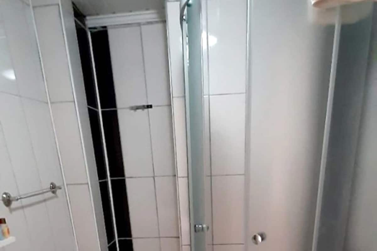 Duş, ücretsiz banyo/kozmetik ürünleri, saç kurutma makinesi, terlik
