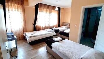 Quadruple Room | Desk, free WiFi, bed sheets