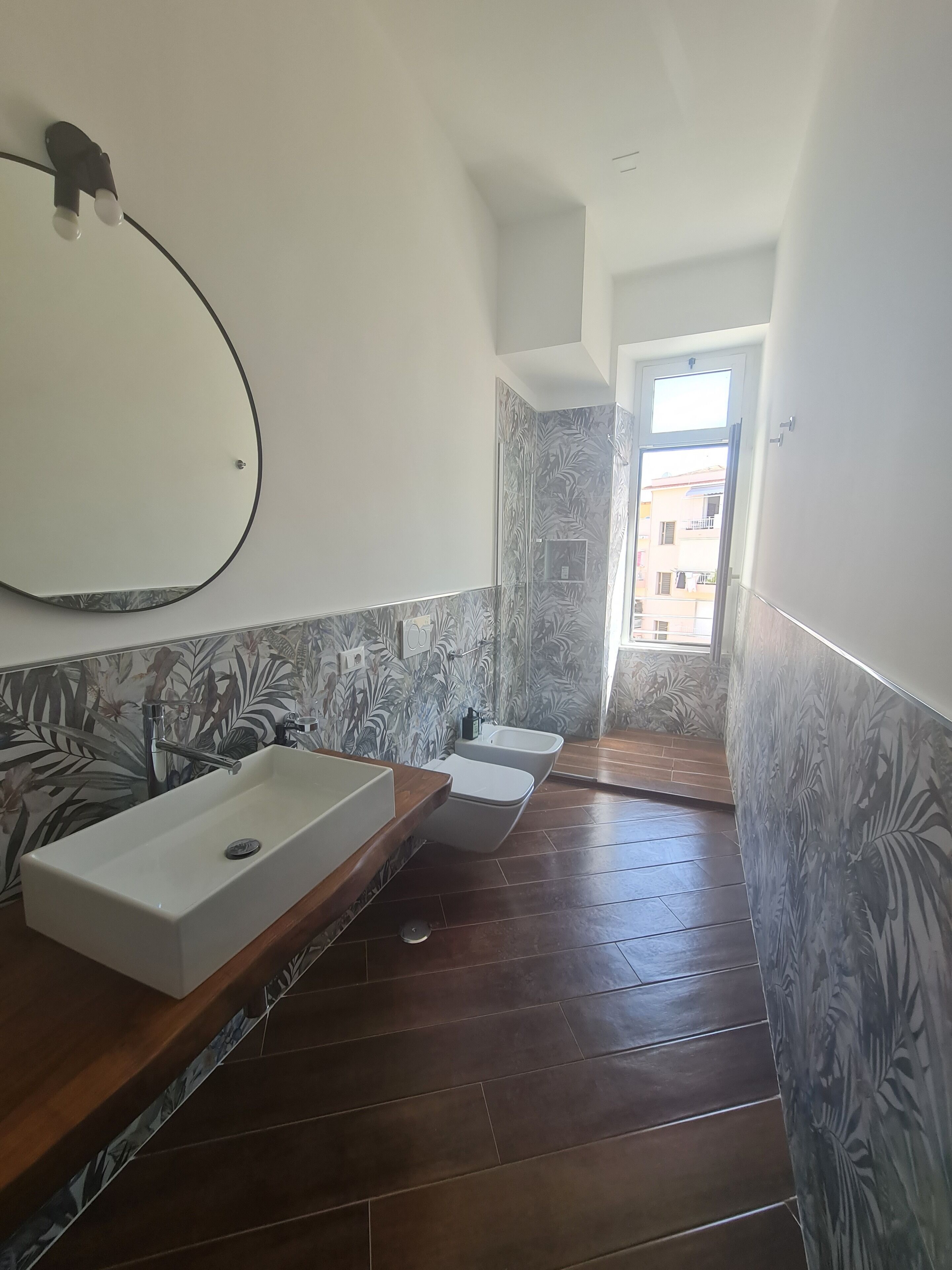 Ducha, artículos de tocador gratuitos, toallas