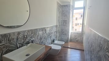 Ducha, artículos de tocador gratuitos, toallas