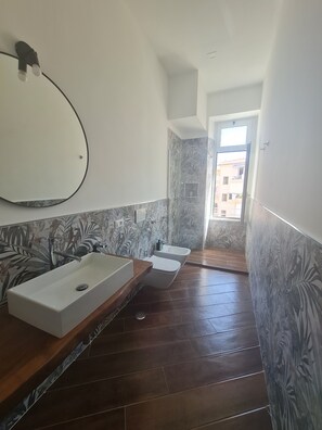 時尚雙人房 | 浴室 | 淋浴設備、免費梳洗用品、提供毛巾