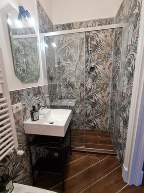 Kamar Double, balkon | Kamar mandi | Shower, perlengkapan mandi gratis,  dan handuk