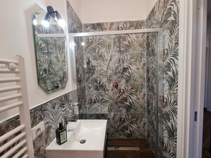 Doppelzimmer, Meerblick | Badezimmer | Dusche, kostenlose Toilettenartikel, Handtücher
