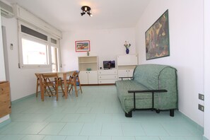 Apartment, 2 Schlafzimmer | Wohnbereich | Fernseher