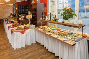 Daily buffet breakfast (EUR 11.9 per person) - Altstadthotel Am Theater (Cottbus)