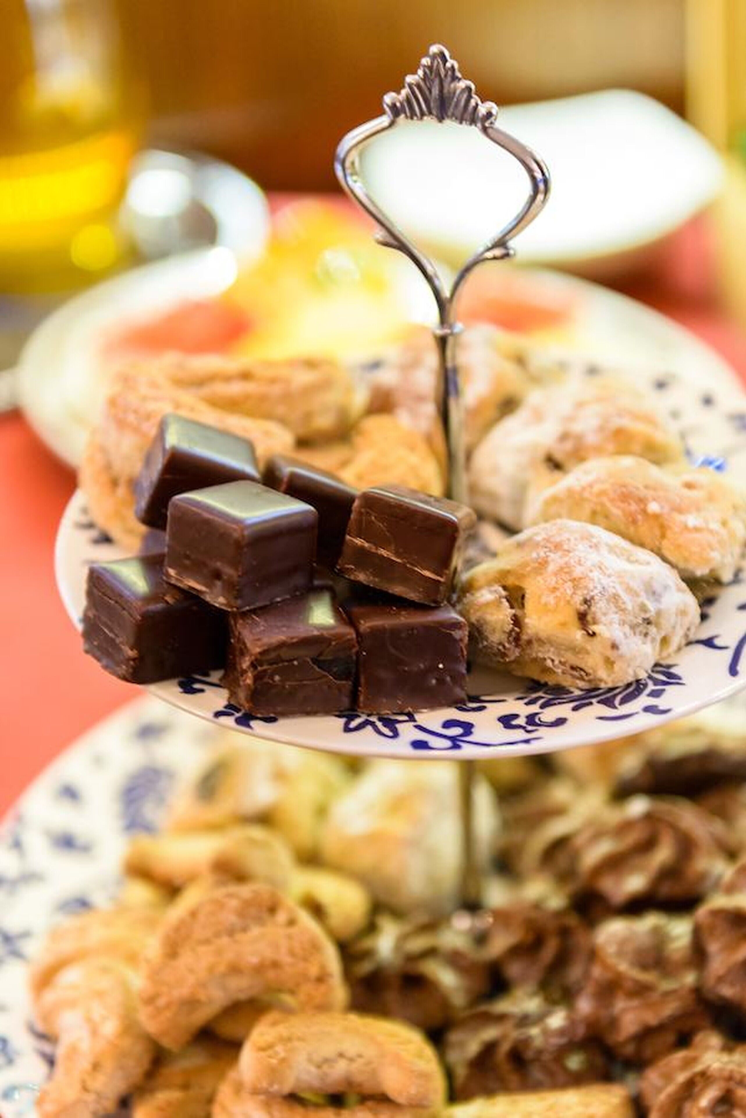 Een bord met diverse gebakjes en chocoladestukjes.
