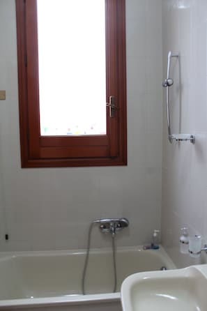 Villa, 1 chambre | Salle de bain | Ensemble douche/baignoire, baignoire relaxante profonde