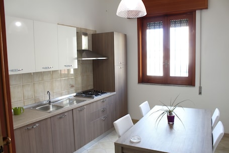 Refrigerador con freezer, placa de cocina, utensilios de cocina