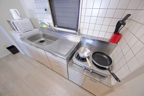 Departamento urbano, 2 habitaciones | Cocina privada | Refrigerador con congelador, microondas y parrilla de estufa 