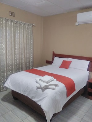 Chambre double | Coffre-fort, bureau, fer et planche Ă repasser, accĂšs au Wi-Fi (inclus)