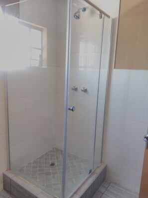 Chambre avec lits jumeaux | Douche de la salle de bain