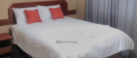 Double Room | In-room safe, desk, iron/ironing board, free WiFi