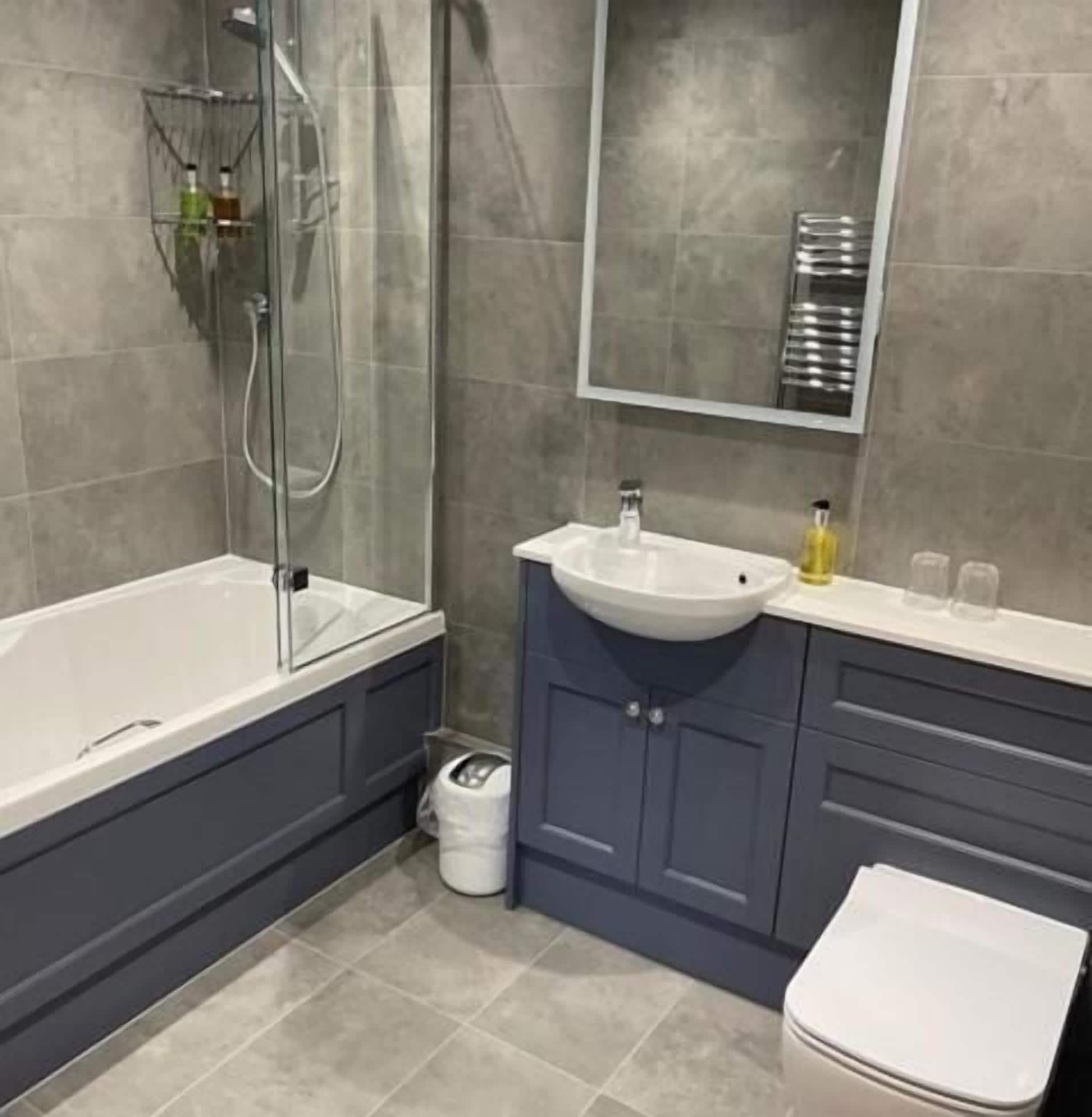 Un baño moderno con bañera, lavabo e inodoro.