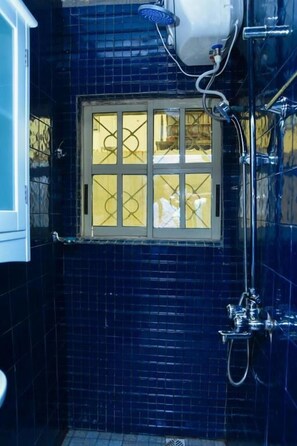 Appartement Exécutif | Salle de bain | Douche, serviettes fournies, savon, papier toilette