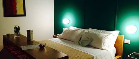 Superior Double Room, Balcony, Garden Area | Bar mini, peti besi dalam bilik, katil bayi/kot (surcaj)