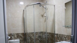 Standard Double or Twin Room | Bathroom | Shower, free toiletries, hair dryer (on request), slippers - Hotel Okriba Tbilisi (Tbilisi)