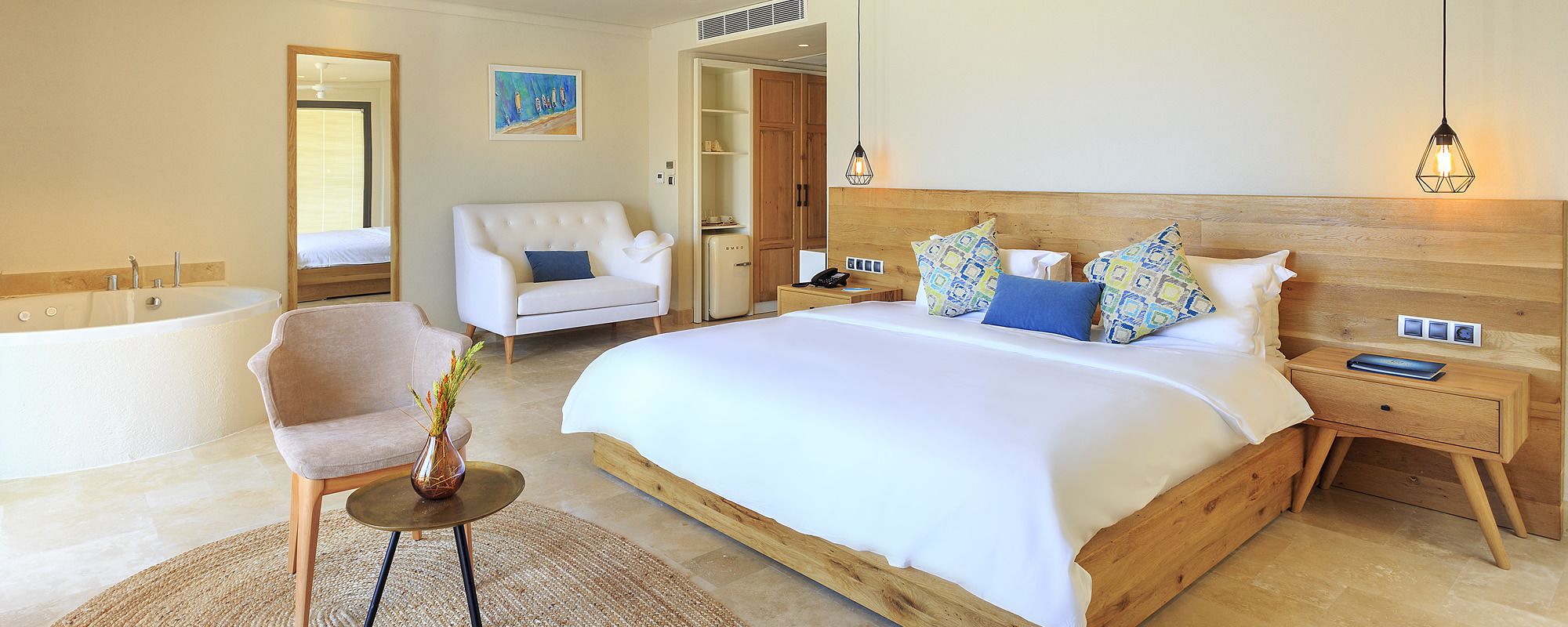 Suite, vista al mar | Minibar y caja de seguridad en la habitación 