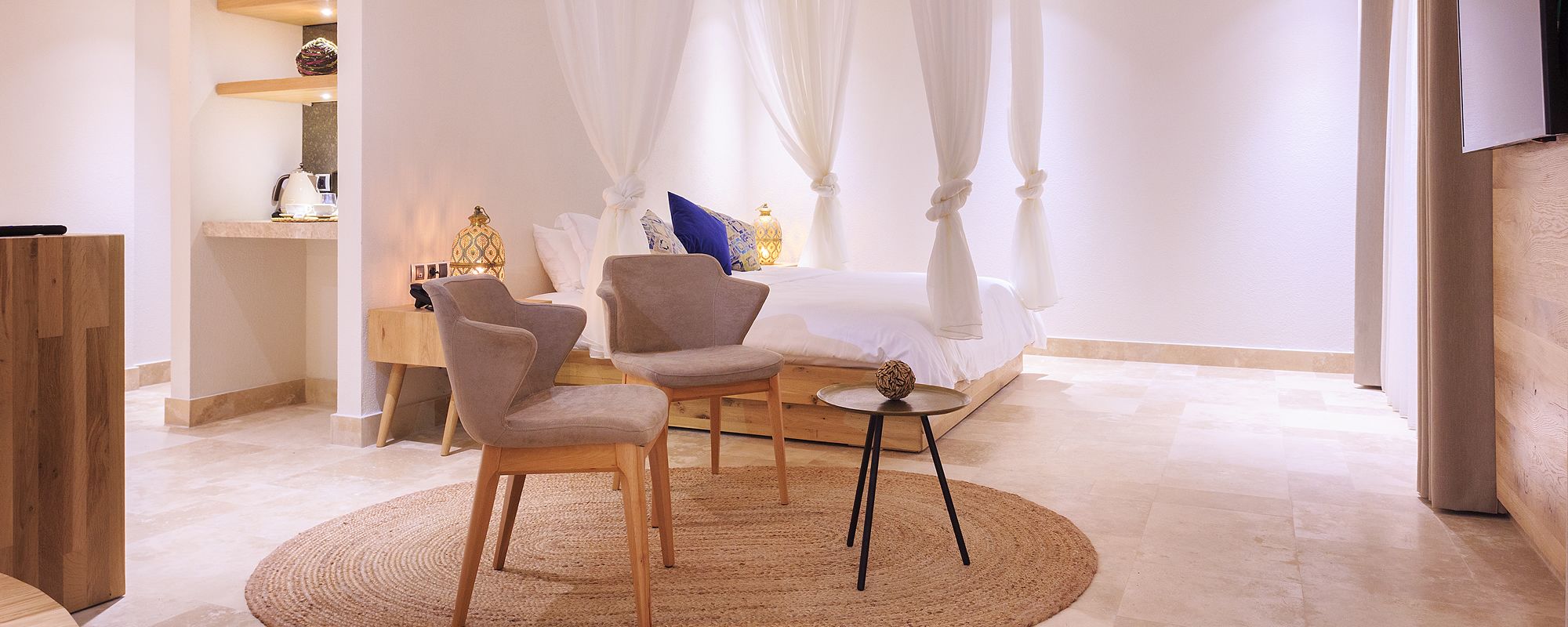 Suite, vista al jardín | Minibar y caja de seguridad en la habitación 