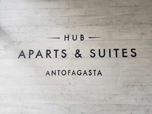 Un letrero con el texto 'HUB APARTS & SUITES ANTOFAGASTA'.